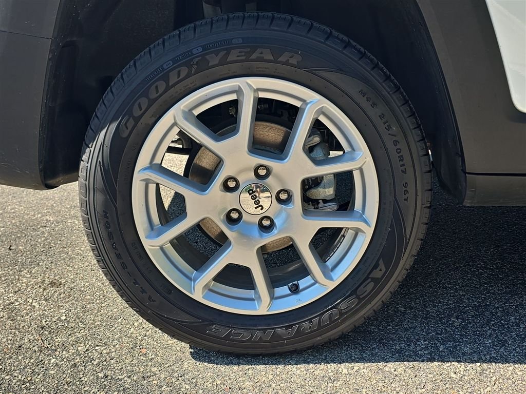 Certified Used 2023 White Jeep Latitude image 11