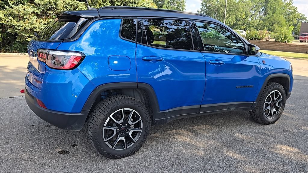 Used 2025 Hydro Blue Pearlcoat Jeep Trailhawk image 32