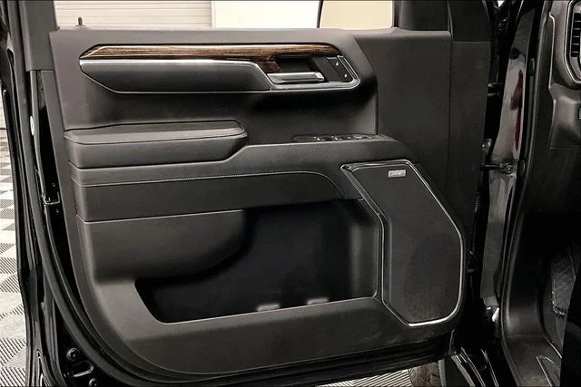 Used 2024 Onyx Black GMC Elevation image 21