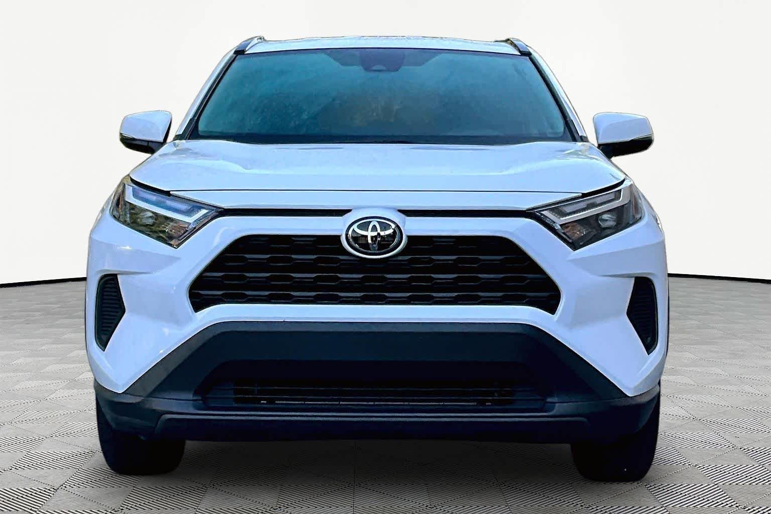 Used 2025 Ice Cap Toyota XLE image 4