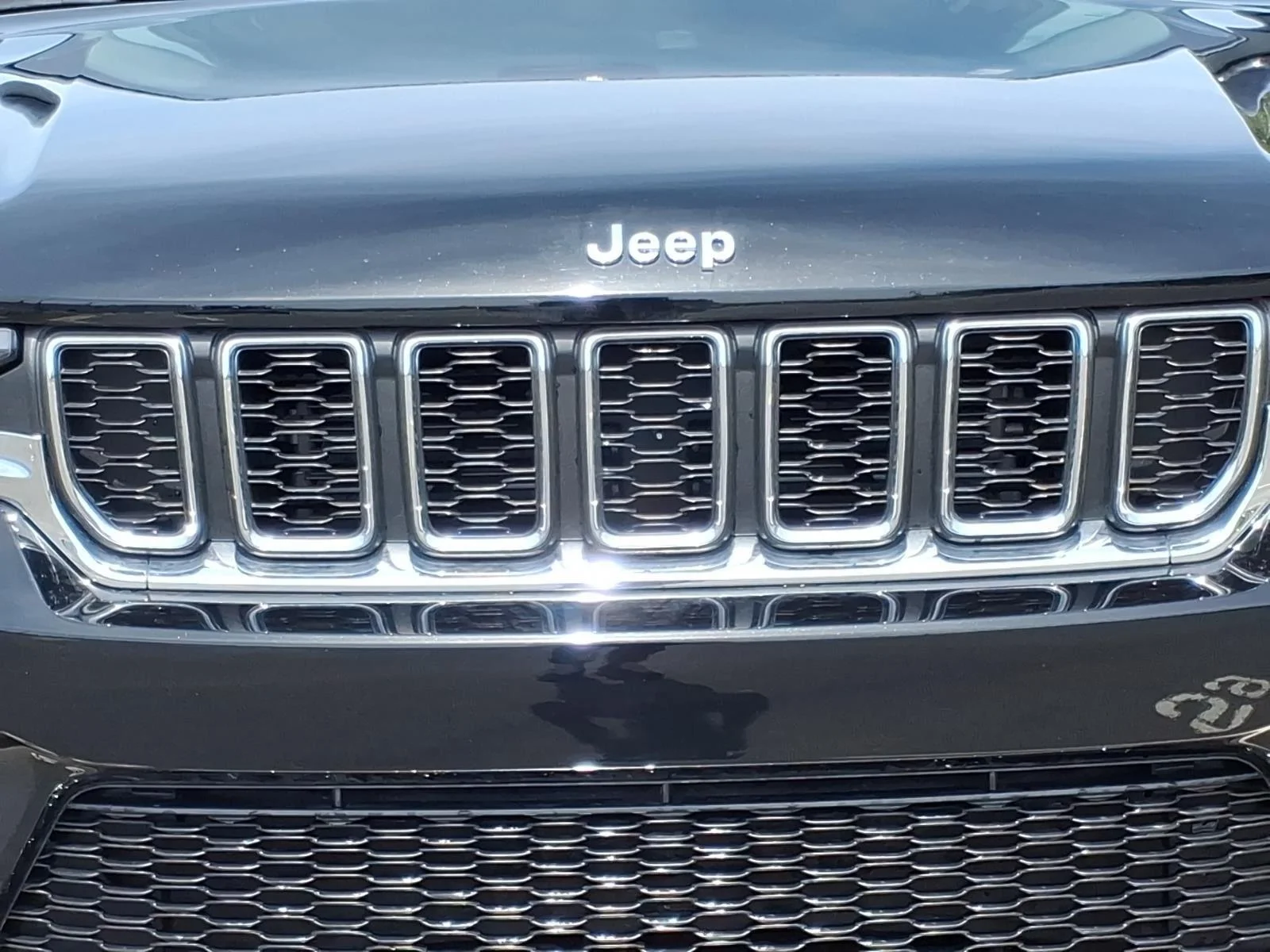 Used 2023 Diamond Black Crystal Pearlcoat Jeep Laredo image 12