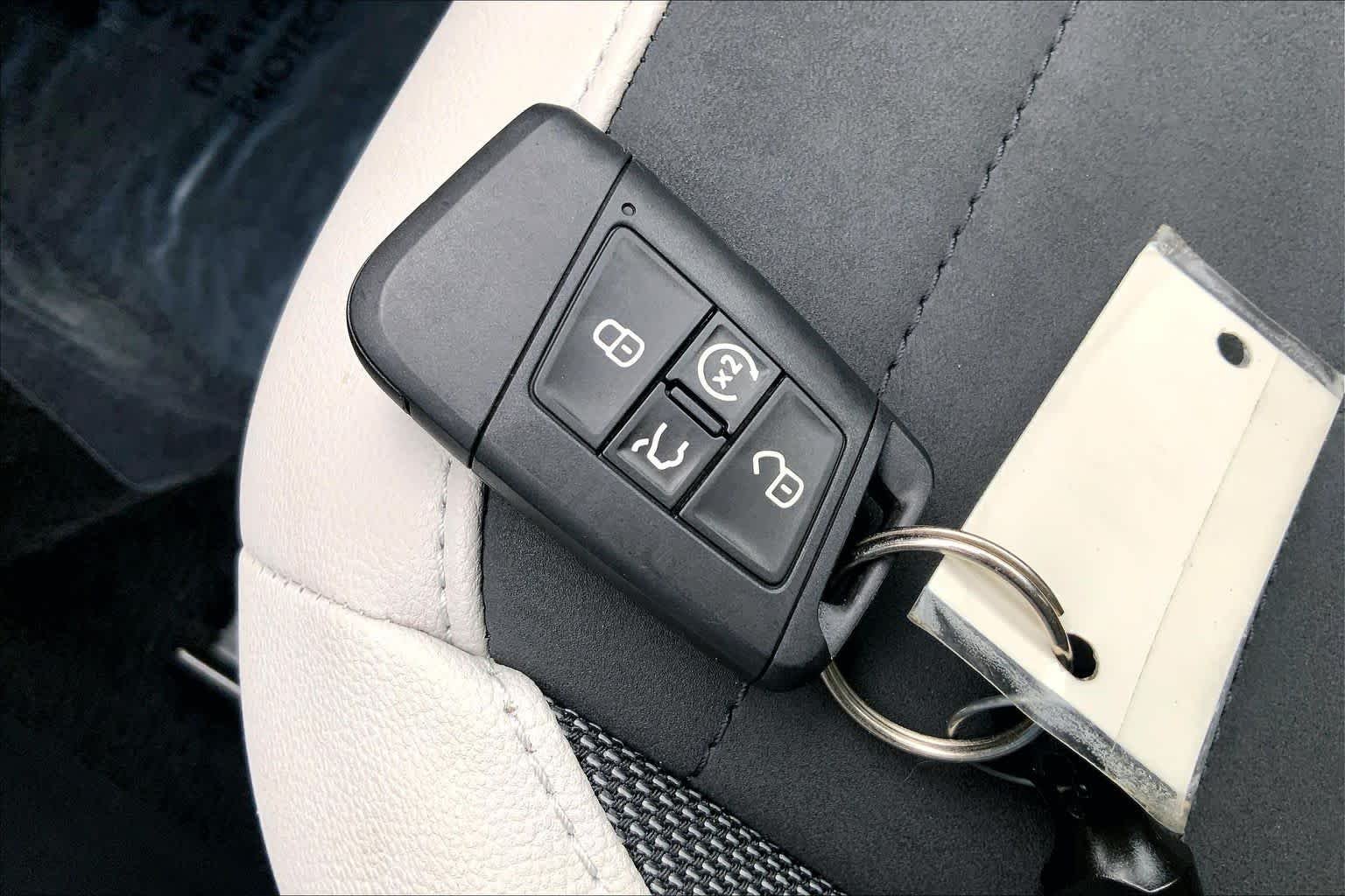 Used 2025 Monterey Blue Pearl Volkswagen SE image 15