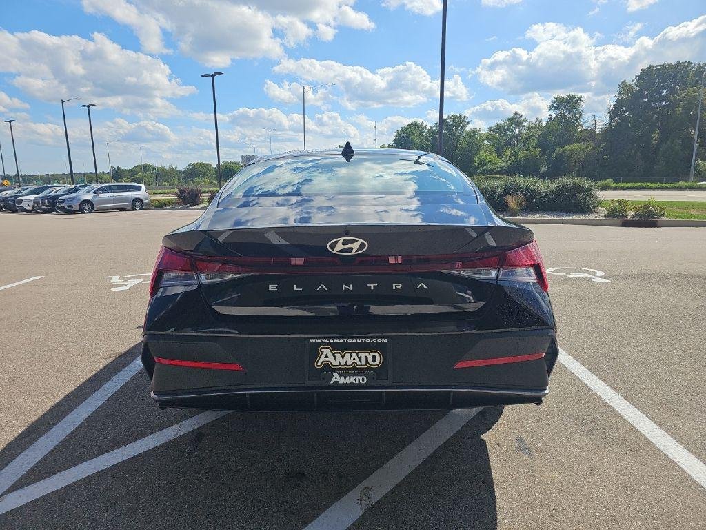 New 2026 Black Hyundai SE image 4