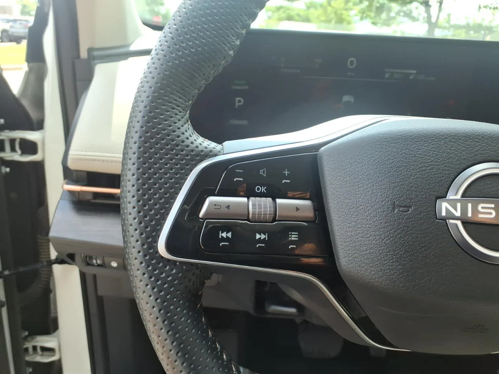 Certified Used 2024 Everest White Pearl Tricoat/Black Diamond Pearl Nissan ENGAGE+ image 22