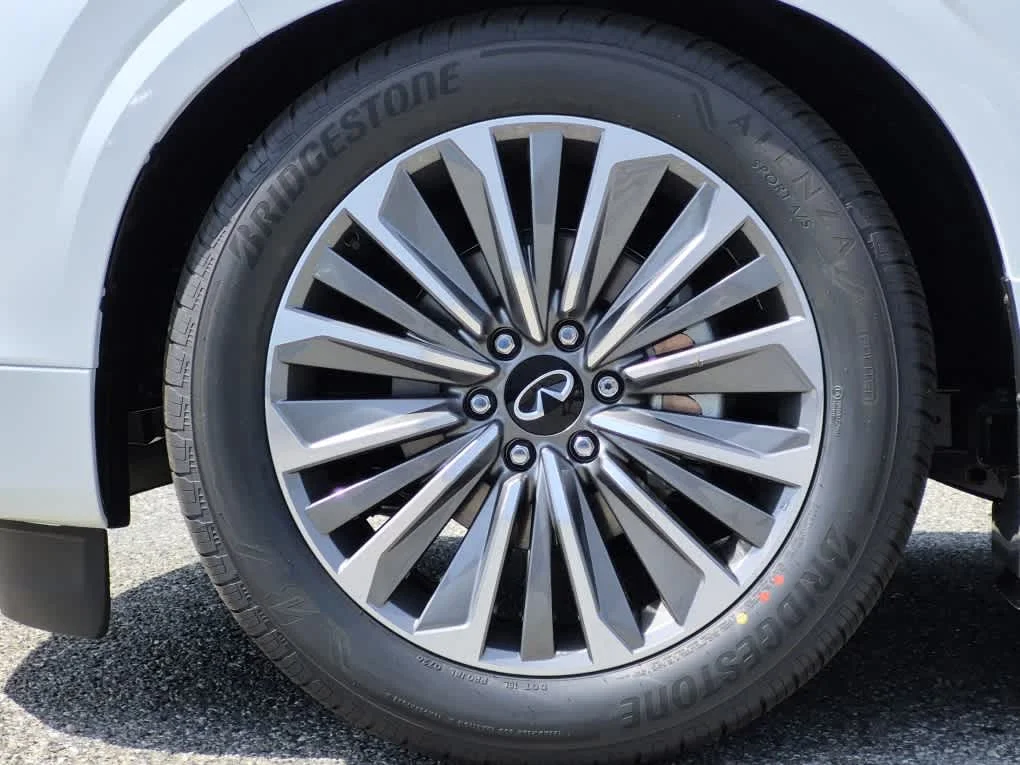 New 2026 RADIANT WHITE INFINITI Luxe 4WD image 6