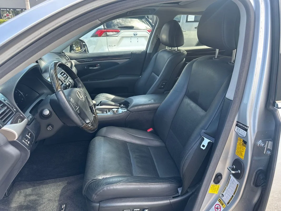 Used 2014  Lexus  image 17