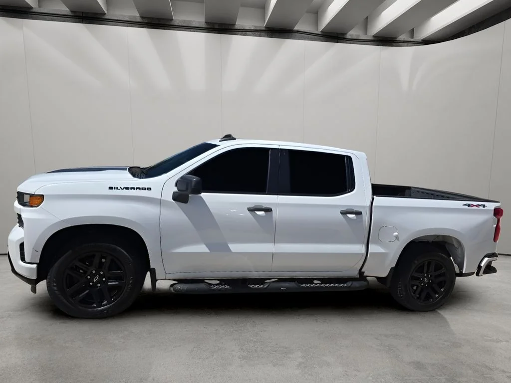 Used 2022 White Chevrolet Custom image 2