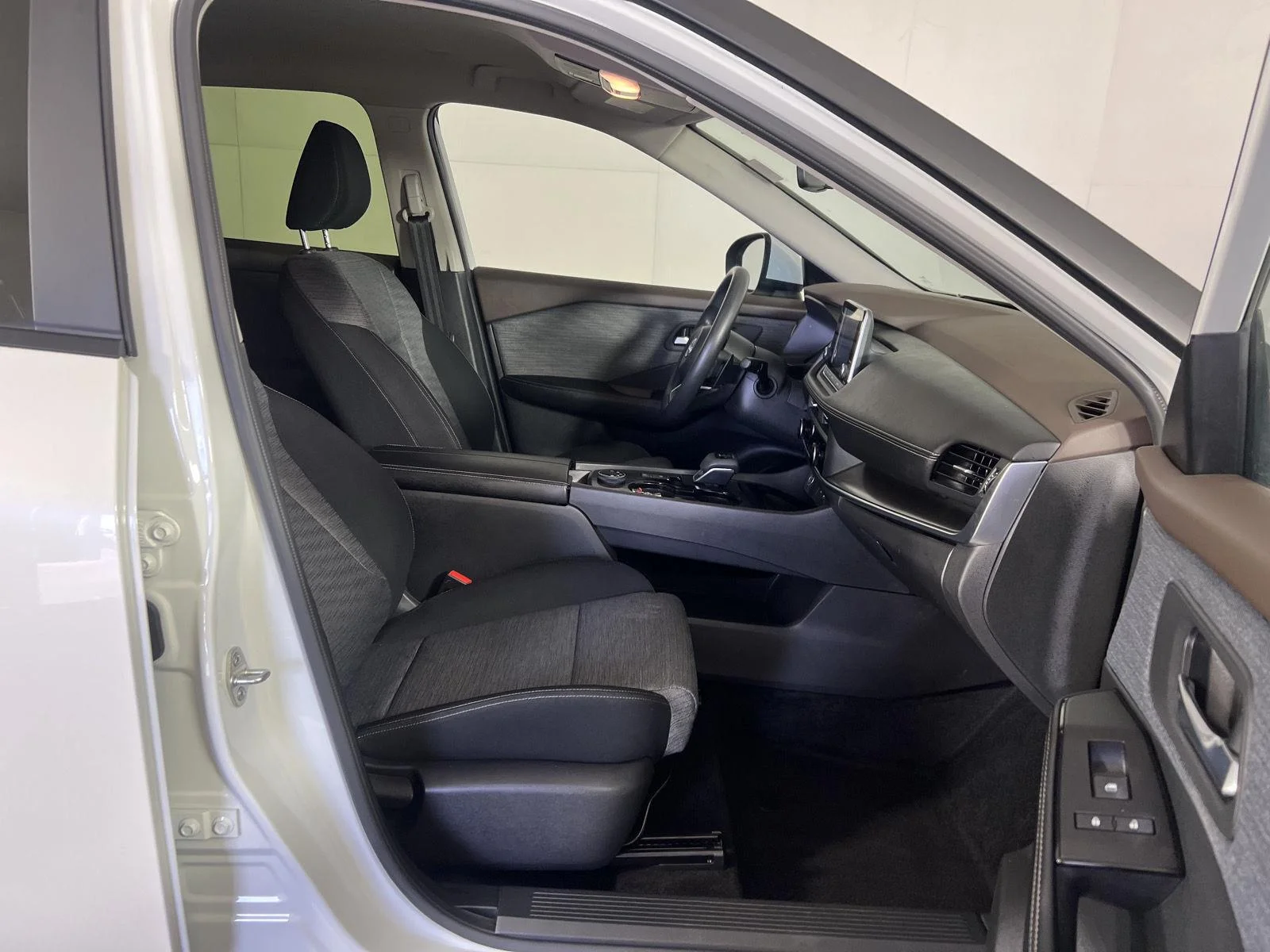 Used 2023 Pearl White Tricoat Nissan SV image 22
