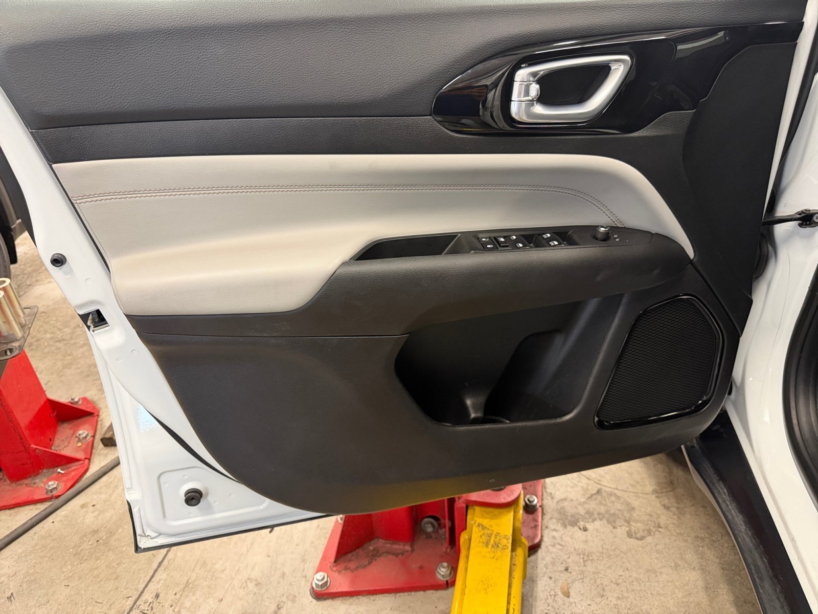 Used 2024 Bright White Clearcoat Jeep Limited image 27