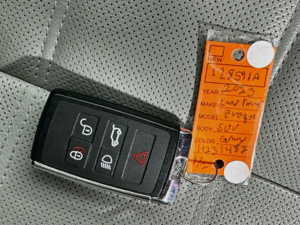 Used 2023 Gray Land Rover R-Dynamic SE image 39