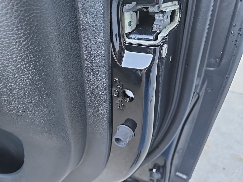 New 2026 Diamond Black Crystal Pearl-Coat Exterior Paint RAM Big Horn/Lone Star image 91