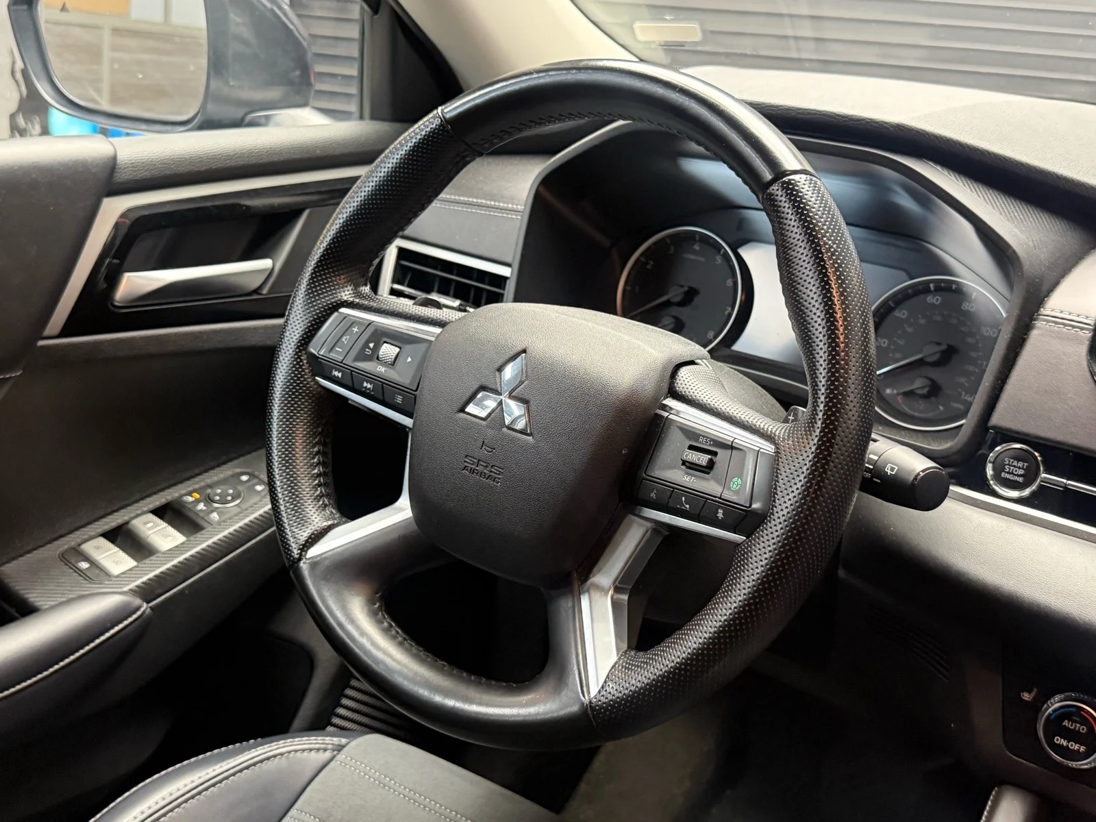 Used 2024 Graphite Gray Metallic (u28) Mitsubishi SE image 11