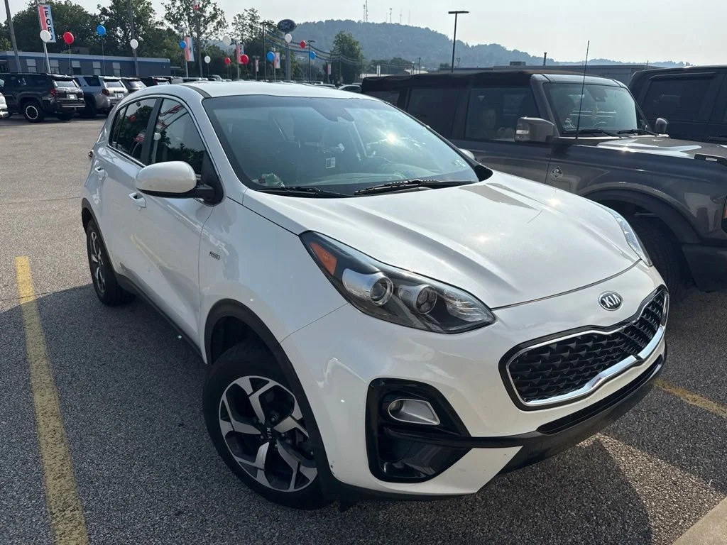 Used 2022 White Kia LX image 3