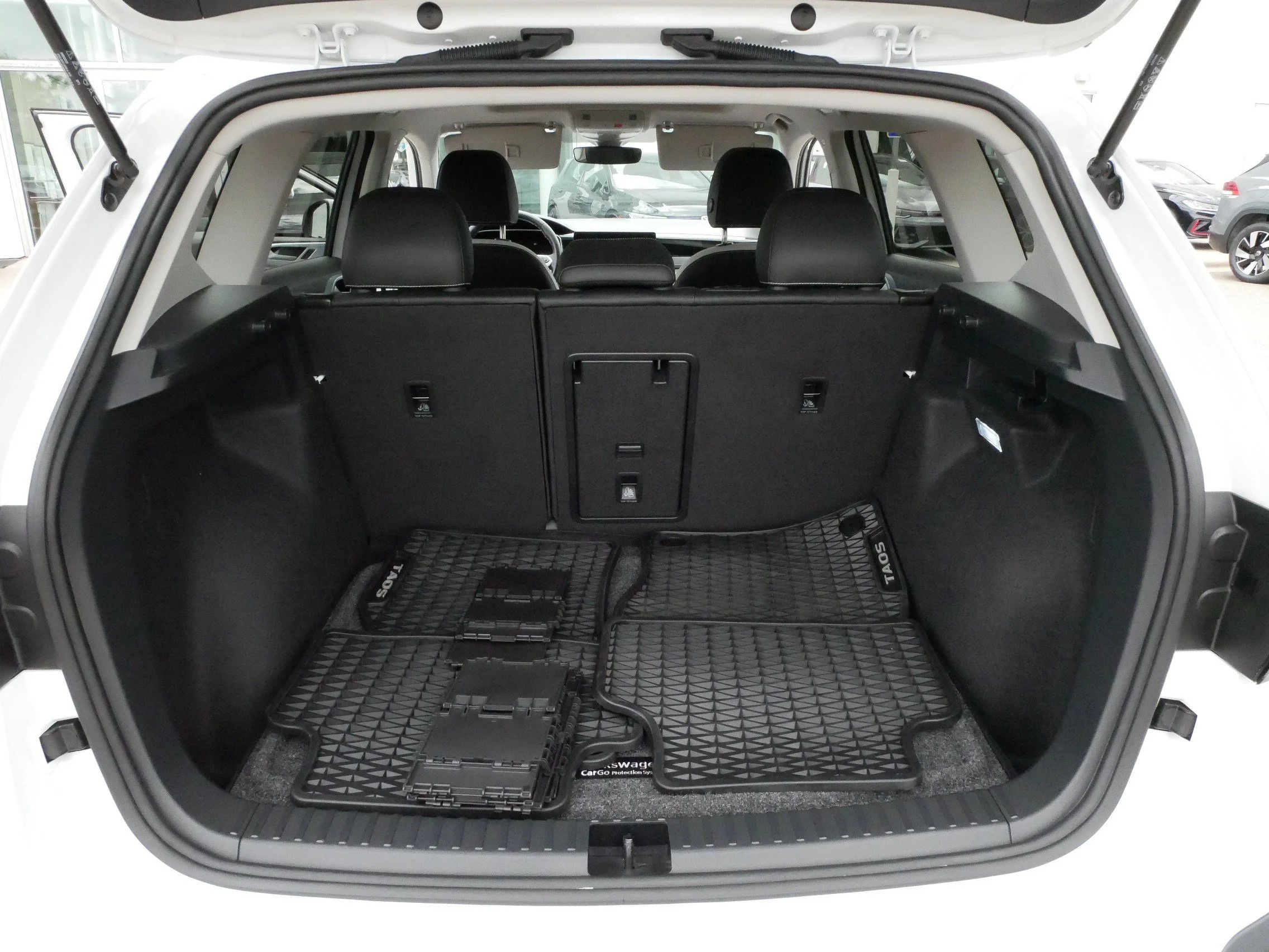 Certified Used 2025 Pure White Volkswagen SE image 18