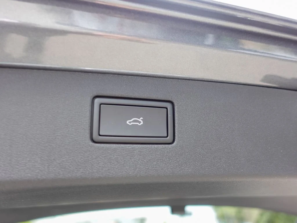 New 2026 Platinum Gray Metallic Volkswagen SE image 25