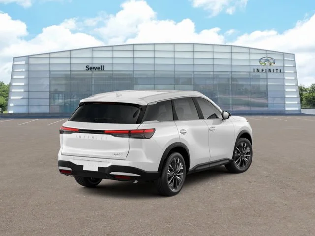 New 2027 RADIANT WHITE INFINITI Luxe FWD image 5