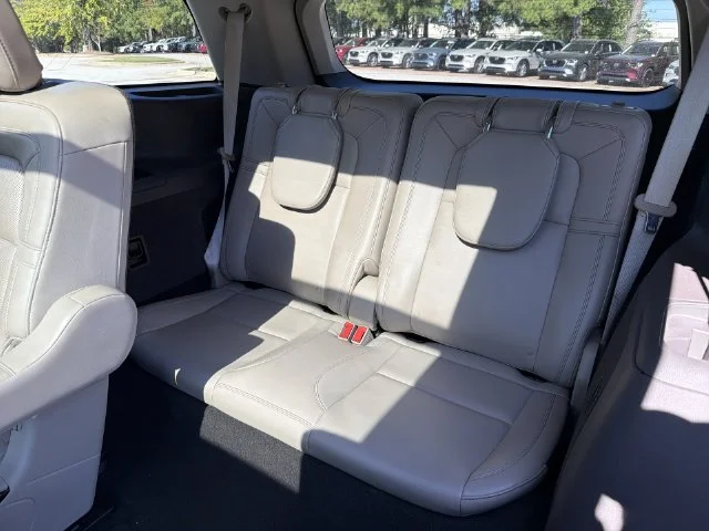 Used 2022 White Lincoln Reserve image 24