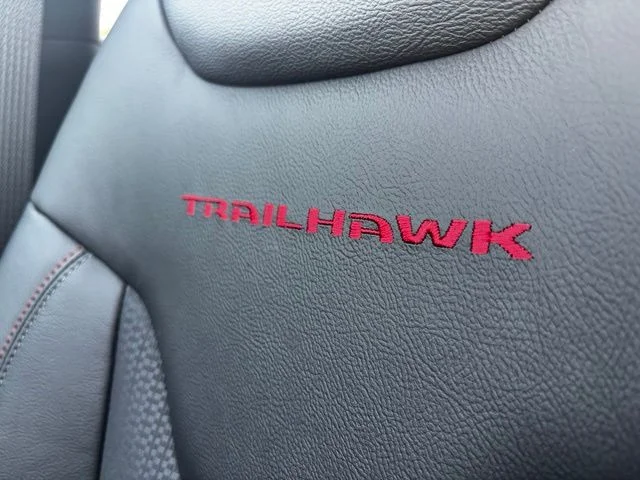 New 2026 Bright White Clear-Coat Exterior Paint Jeep Trailhawk image 15