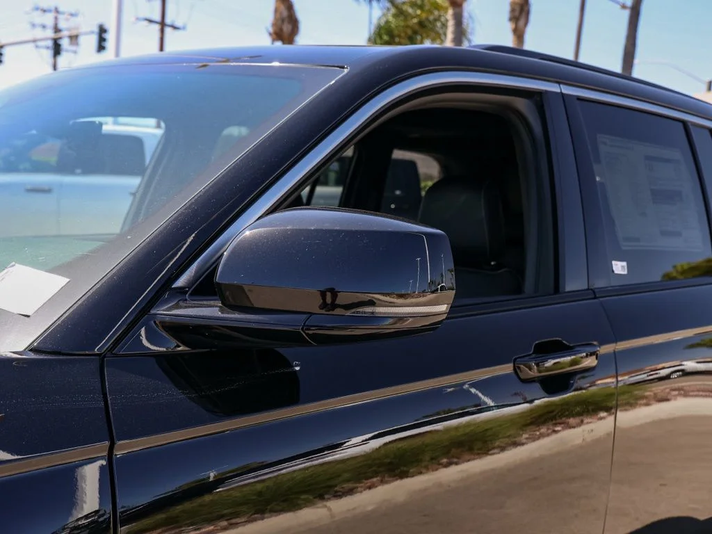 New 2026 Diamond Black Crystal Pearl-Coat Exterior Paint Jeep Limited image 11
