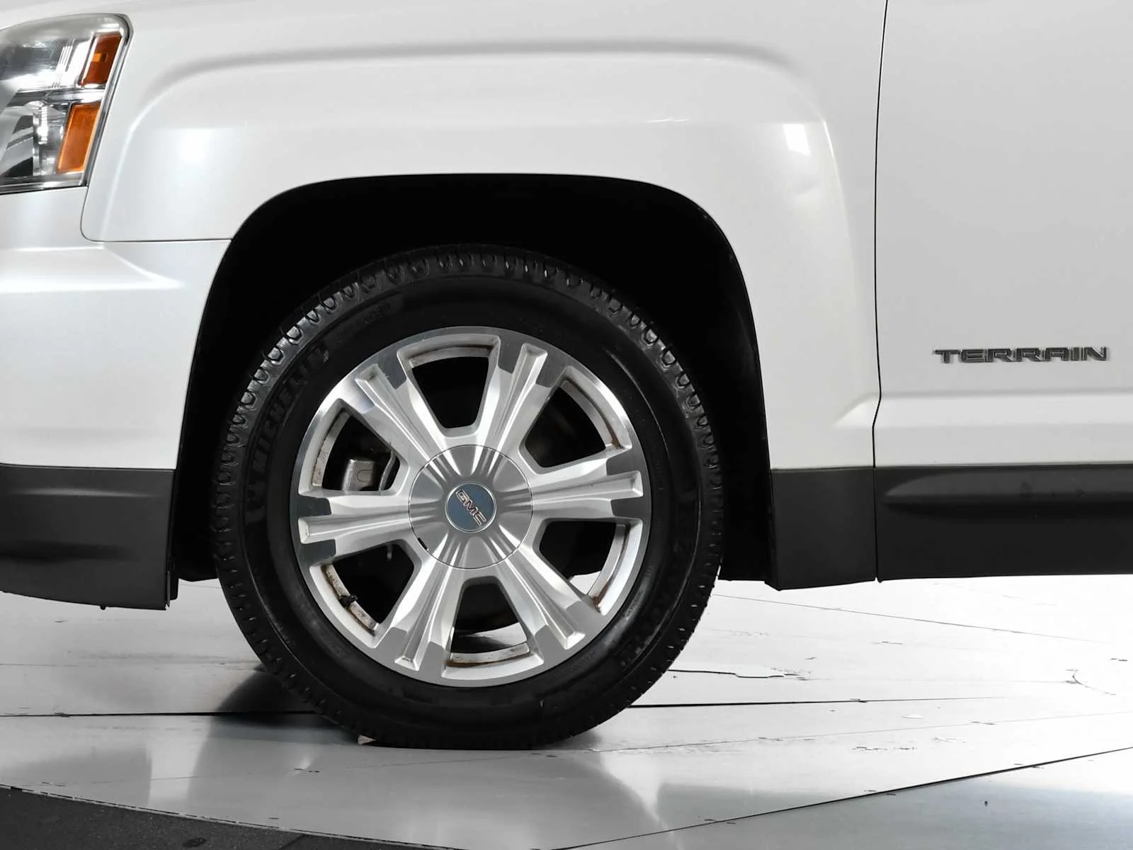 Used 2017 White Frost Tricoat GMC SLT image 10