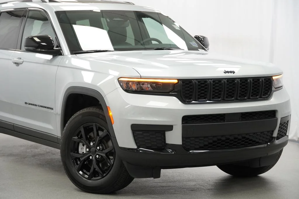 Used 2024 Silver Jeep Altitude X image 3