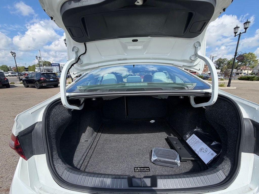 2026 Volkswagen Jetta SE - Photo 13