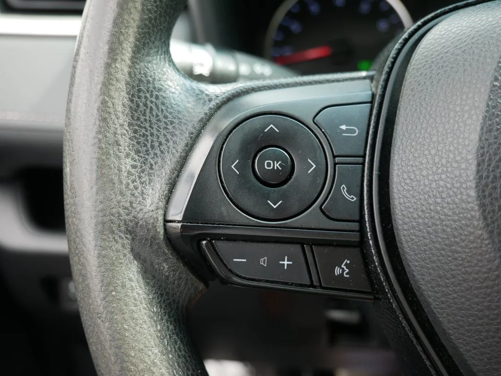Used 2020 Silver Toyota XLE image 27