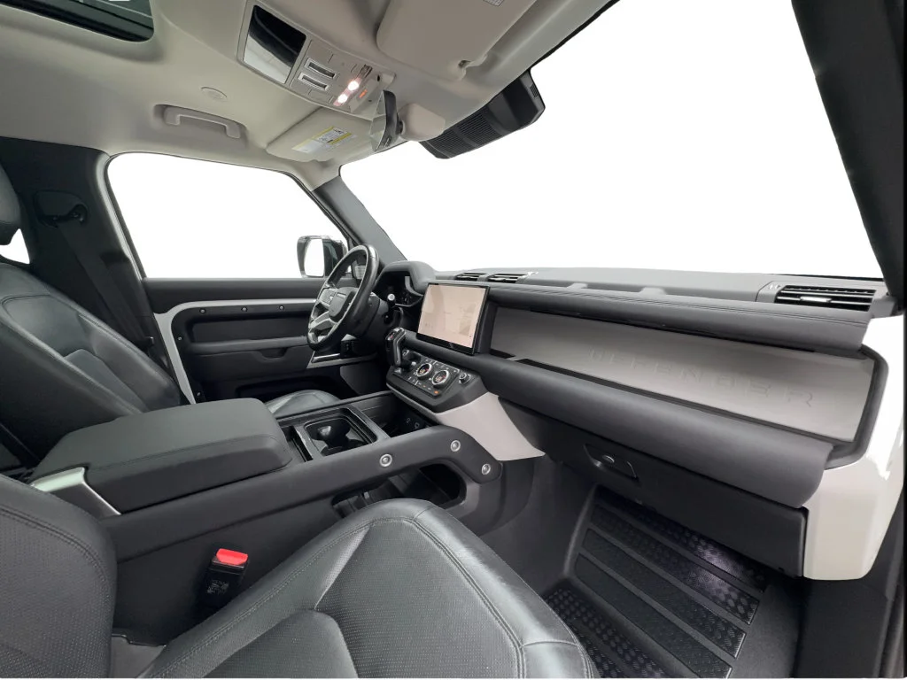 Used 2023 White Land Rover SE image 36