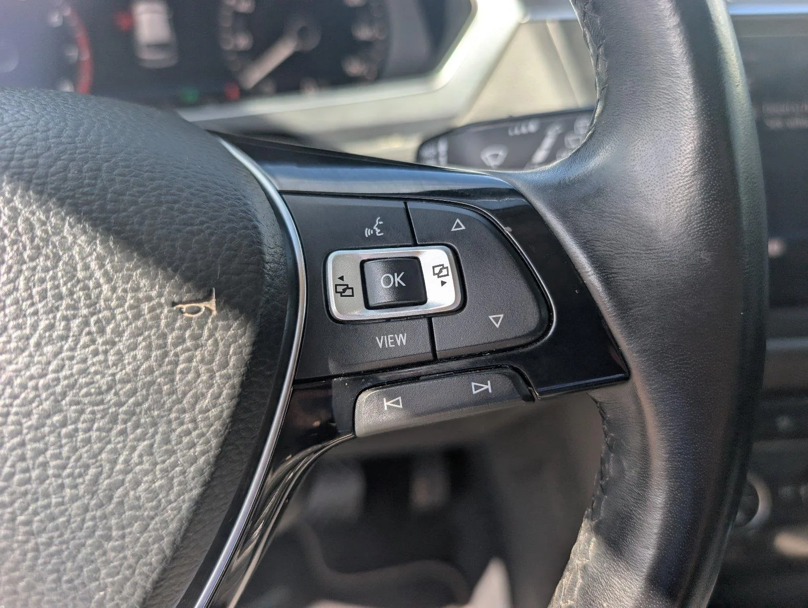 Used 2019 Pure White Volkswagen SEL image 25