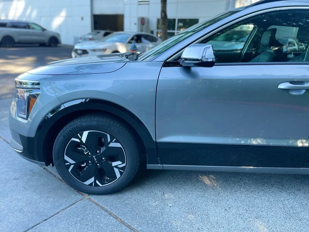 Used 2024 Steel Gray Kia Wind image 7