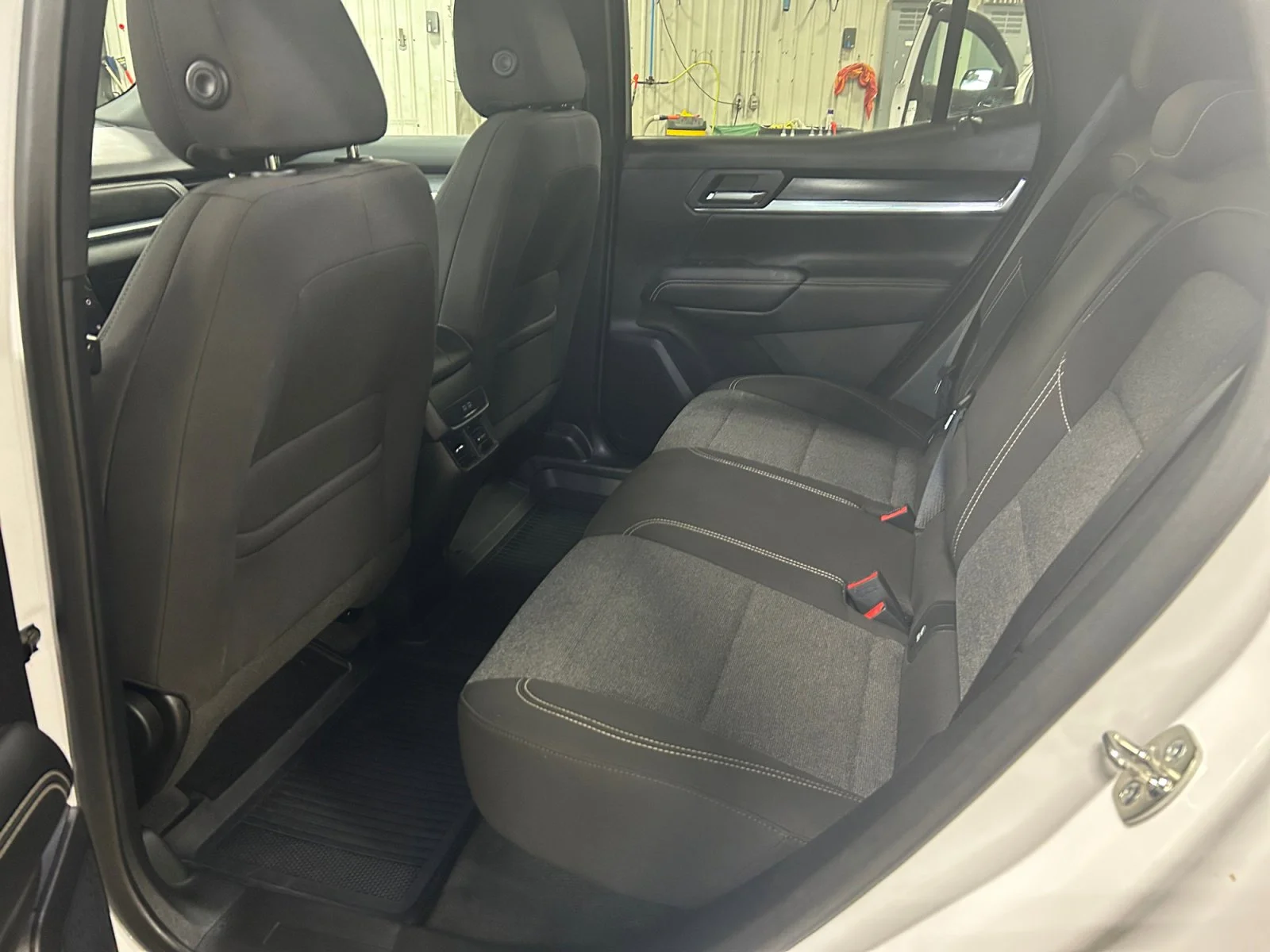 Used 2025 White GMC AWD Elevation image 17