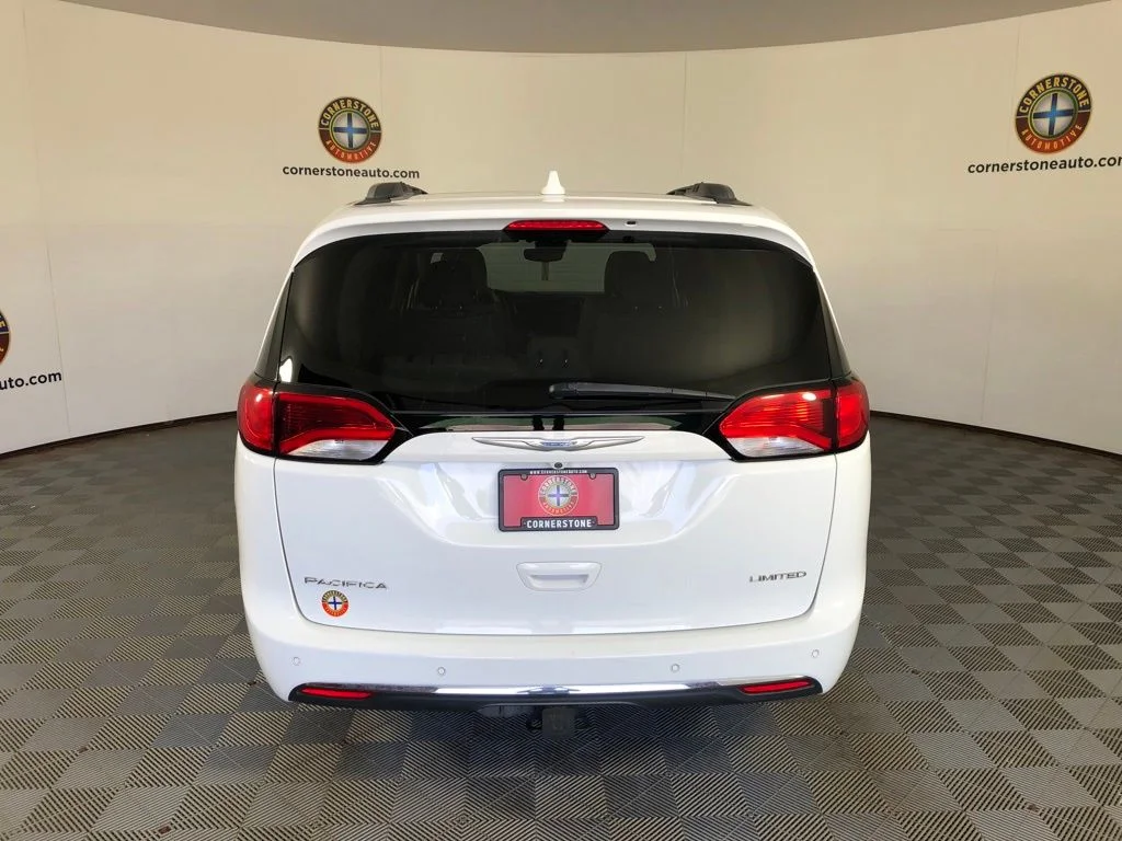 Used 2018 Bright White Clearcoat Chrysler Limited image 18