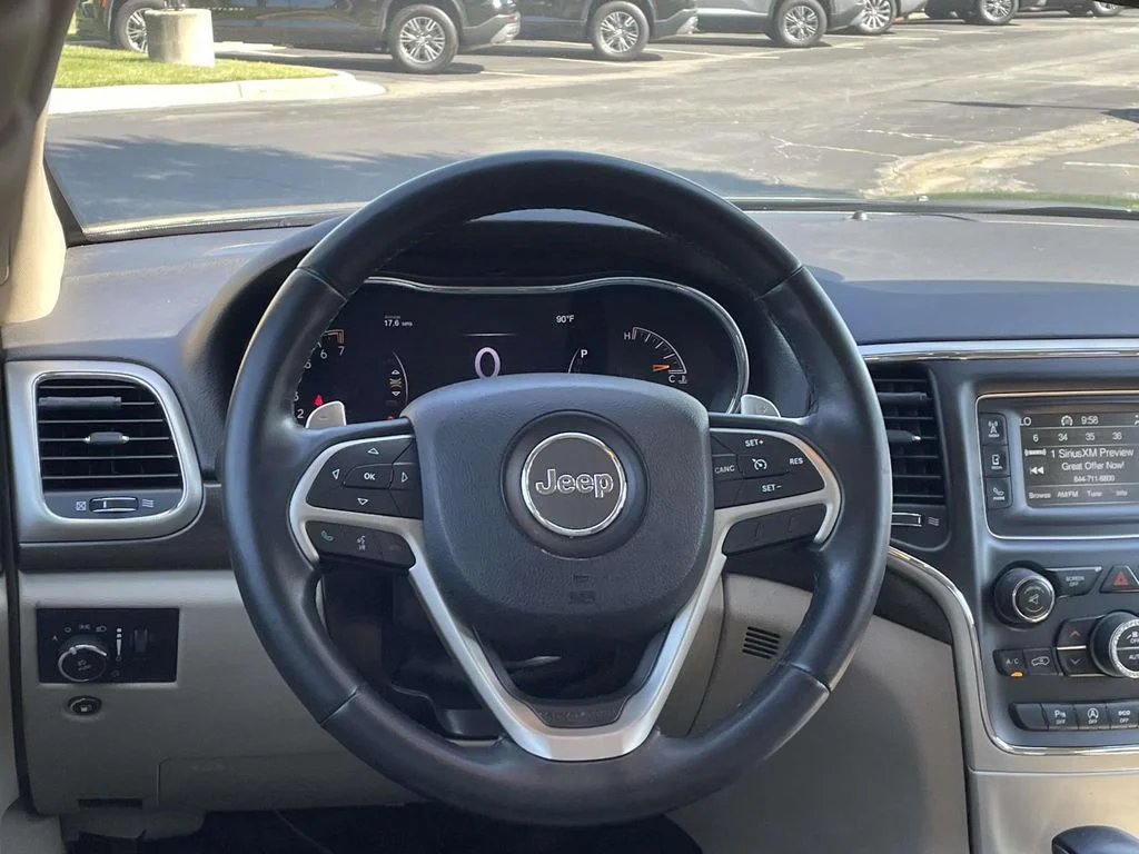 Used 2017 Diamond Black Crystal Pearlcoat Jeep Laredo image 17