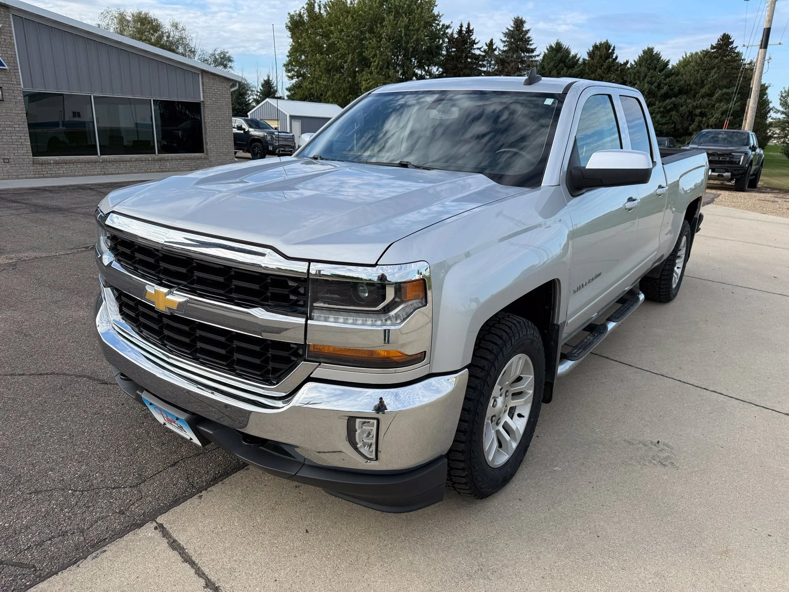 Used 2017 Chevrolet Silverado 1500 LT with VIN 1GCVKREC9HZ209526 for sale in Sibley, IA