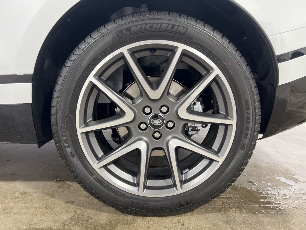 Certified Used 2026 Fuji White Land Rover Dynamic SE image 30