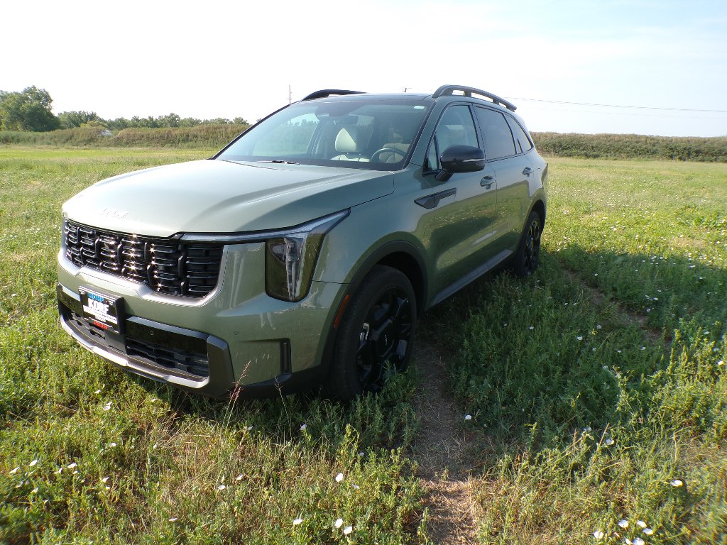 Used 2024 Jungle Green Kia X-Line EX image 1