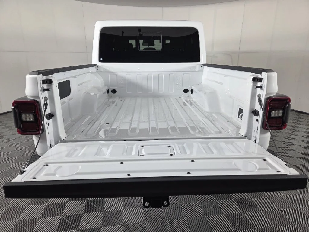 New 2026 Bright White Clear-Coat Exterior Paint Jeep Rubicon image 19