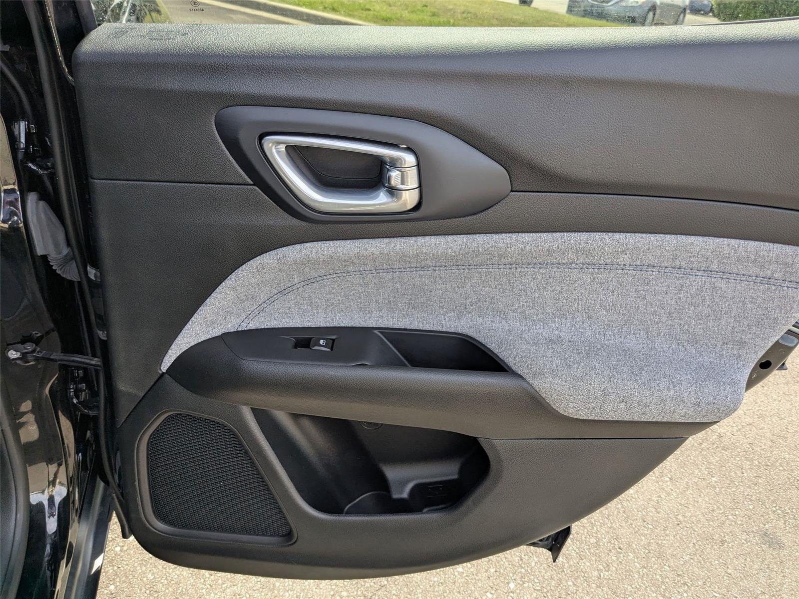 Used 2024 Diamond Black Crystal Pearlcoat Jeep Latitude image 30