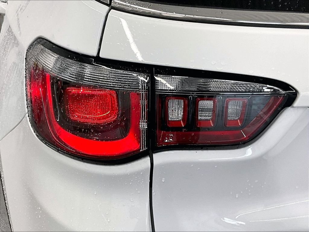 Used 2022 White Jeep Latitude image 31
