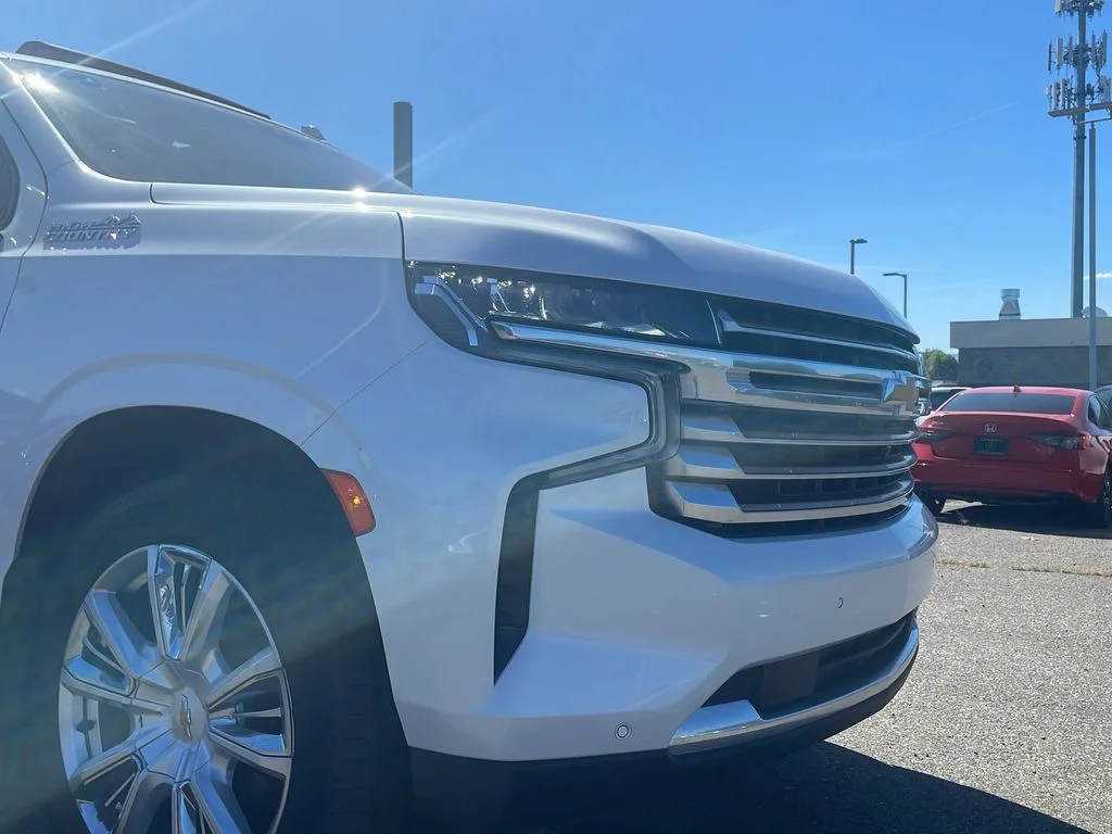 Used 2021 Iridescent Pearl Tricoat Chevrolet High Country image 28