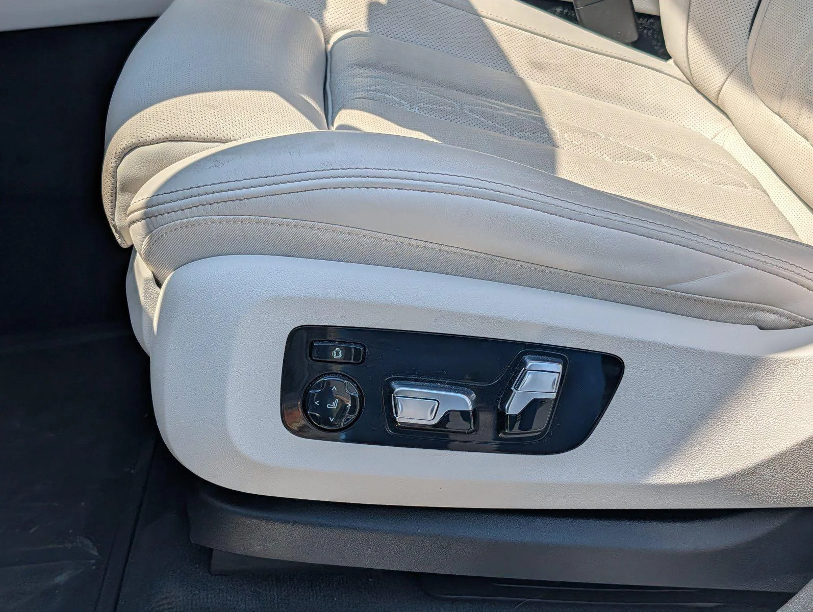 Used 2023 Mineral White Metallic BMW sDrive40i image 11