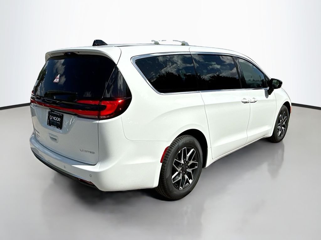 New 2027 Bright White Clear-Coat Exterior Paint Chrysler Limited image 4