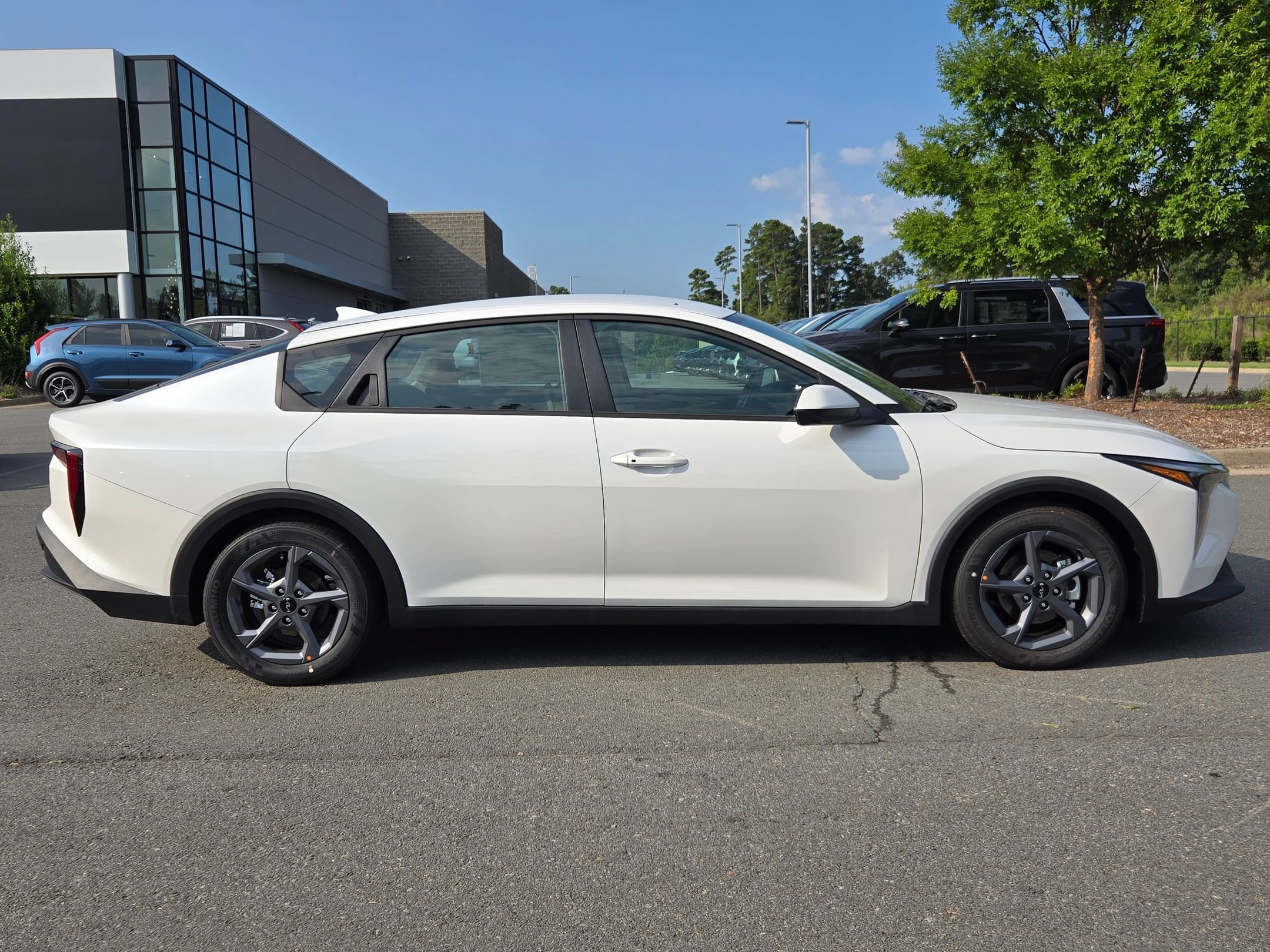 New 2026 Snow White Pearl Kia LXS image 8