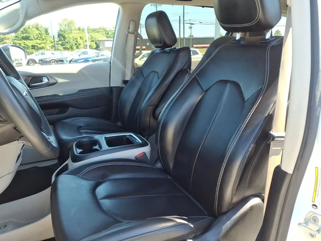 Used 2023 White Chrysler Touring L image 17