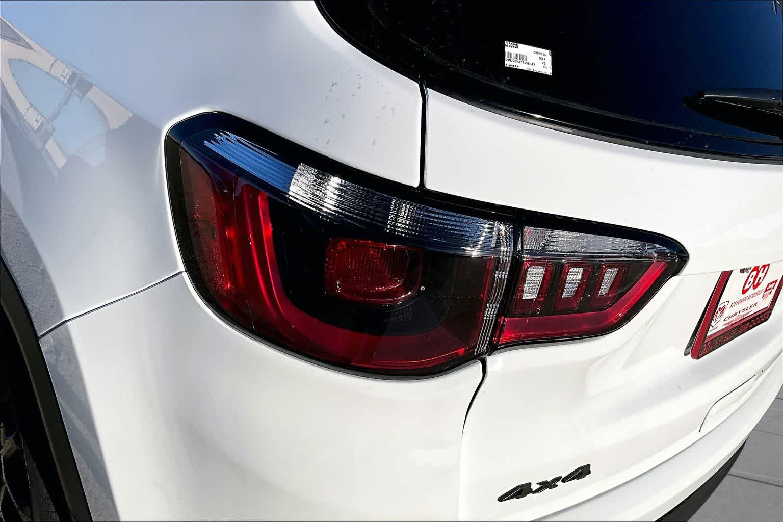 New 2026 Bright White Clear-Coat Exterior Paint Jeep Latitude Altitude image 15