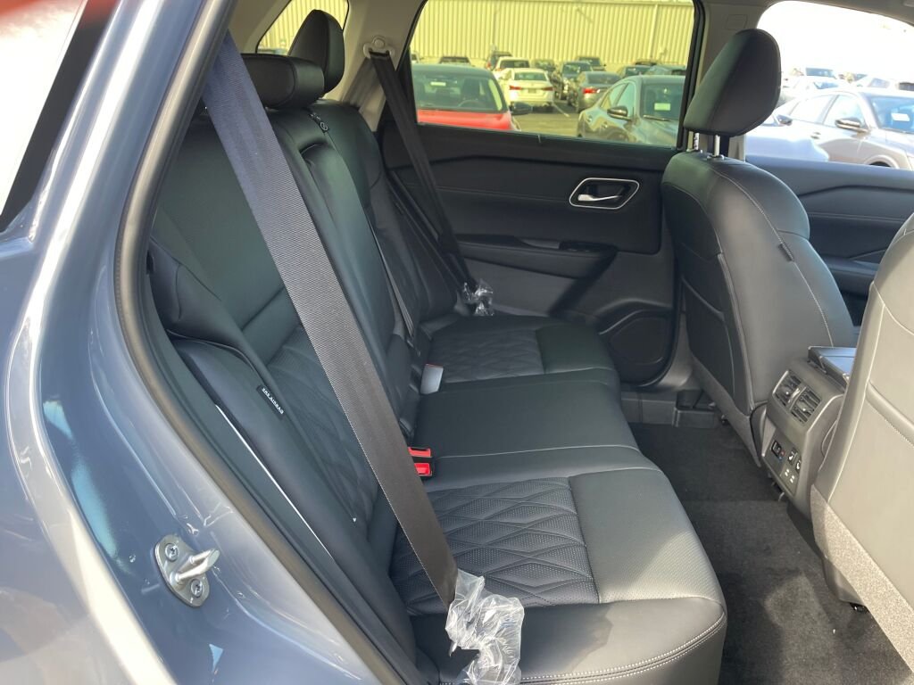 New 2026 Boulder Gray Pearl/Super Black Nissan Platinum image 21