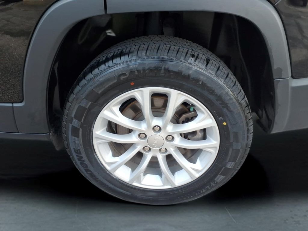 Used 2022 Black Jeep Latitude Lux image 10