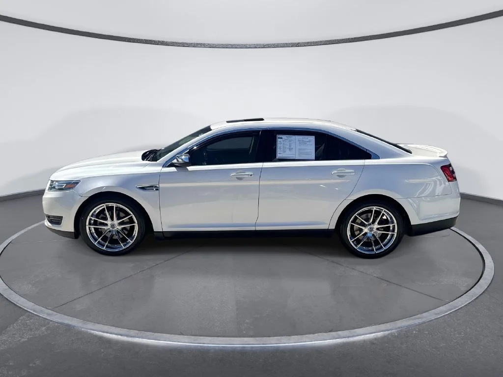 Used 2018 White Ford Limited image 4