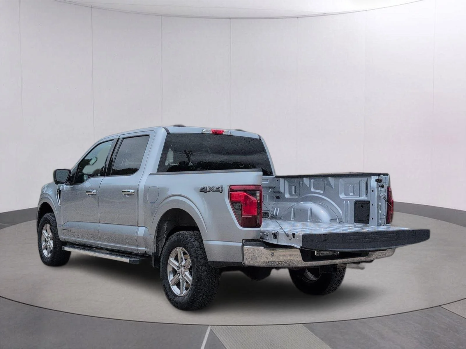 Used 2024 Iconic Silver Ford XLT image 3