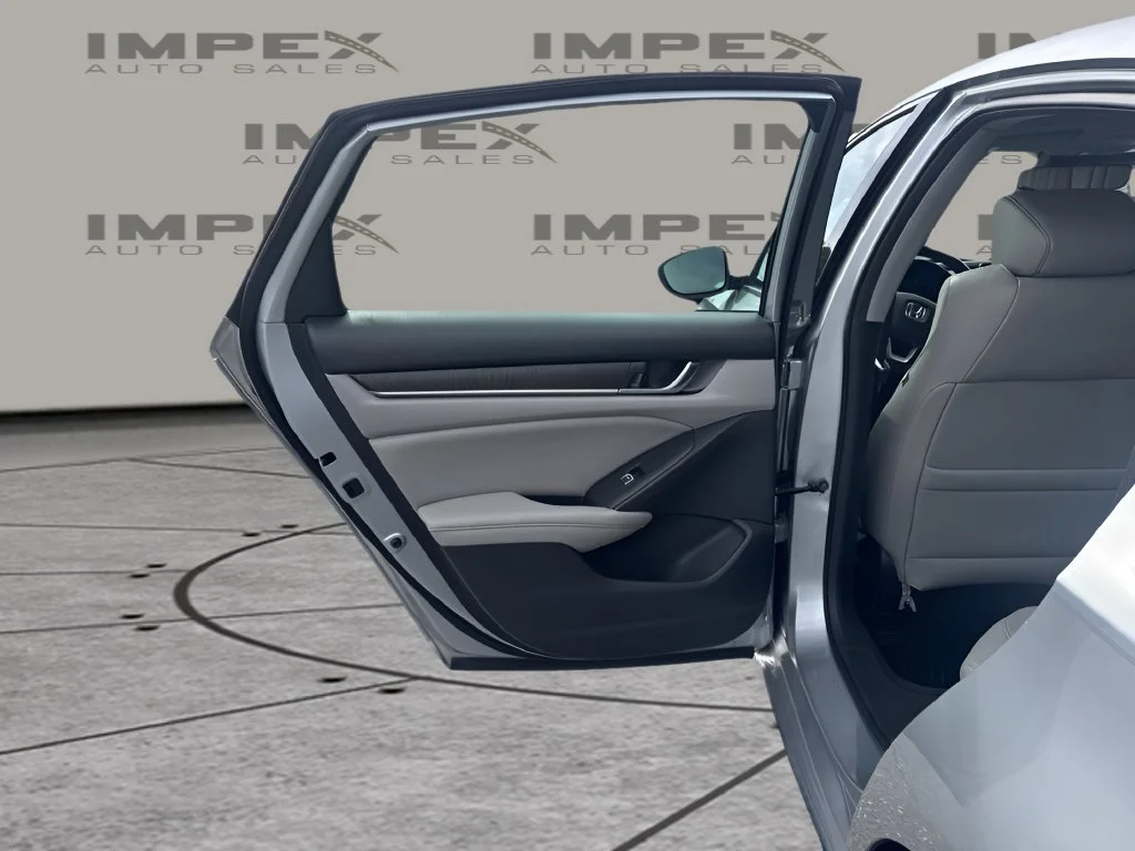 Used 2019 Silver Honda EX-L image 25